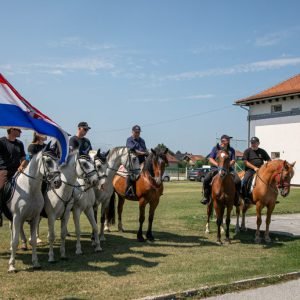 Dan pobjede i domovinske zahvalnosti te Dan hrvatskih branitelja obilježili zajedno Sinovi Domovine i Udruga “Konj moj prijatelj”