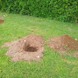 Bušenje rupa i betoniranje stupova za tobogan na igralištu