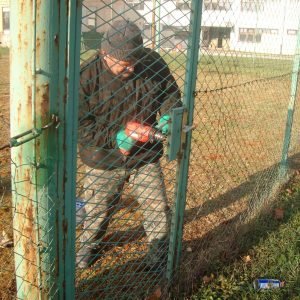 Slaganje žice i ograde oko teniskih terena