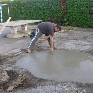 Saniranje rupa na igralištu za stolni tenis