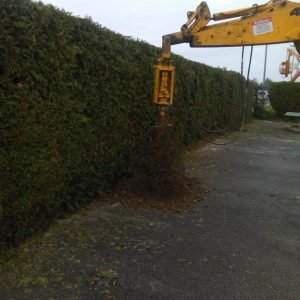 Postavljanje stupova za zaštitnu mrežu na igralištu